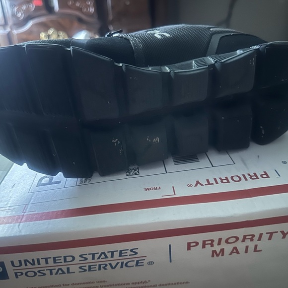 On Running Black Sneakers Modern Athletic Design - Picture 4 of 4